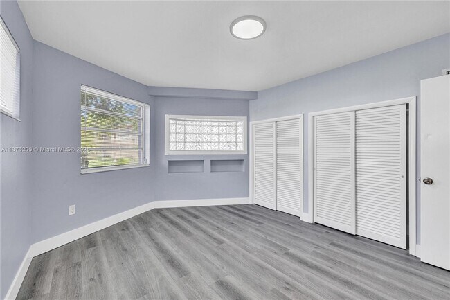 Building Photo - 1659 NE Miami Gardens Dr