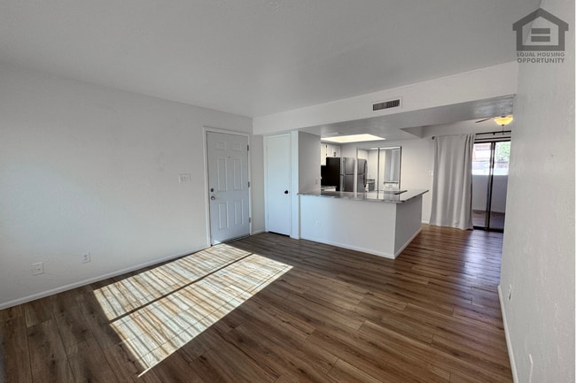 Building Photo - 2Bed/1Bath Apartment at 52nd St/Oak St! Ready for Immediate Move-In – GROUND FLOOR UNIT!