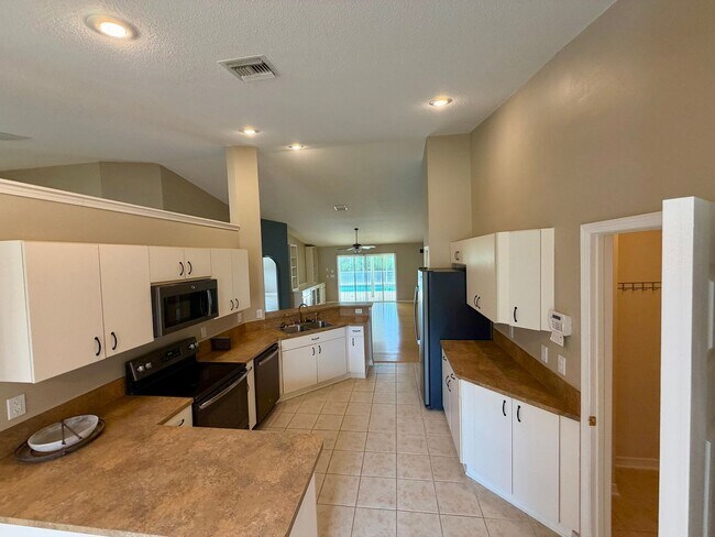 Building Photo - 4 bed 2bath with Pool