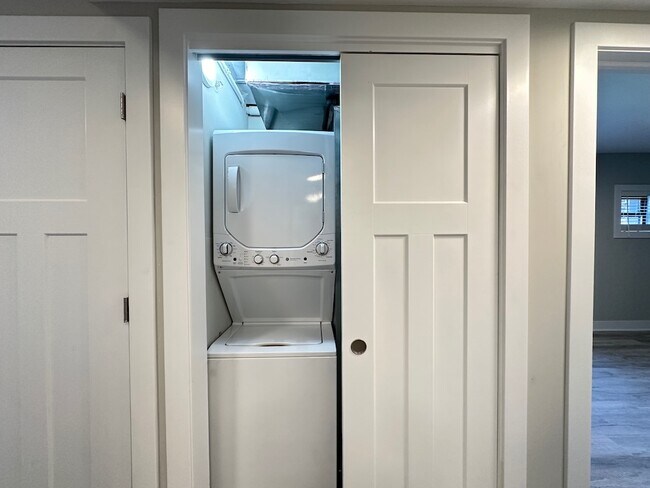 Building Photo - 1142 Oak Ave