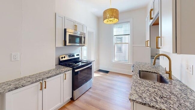 Building Photo - 121 College Pl