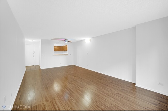 Building Photo - 801 S Plymouth Ct