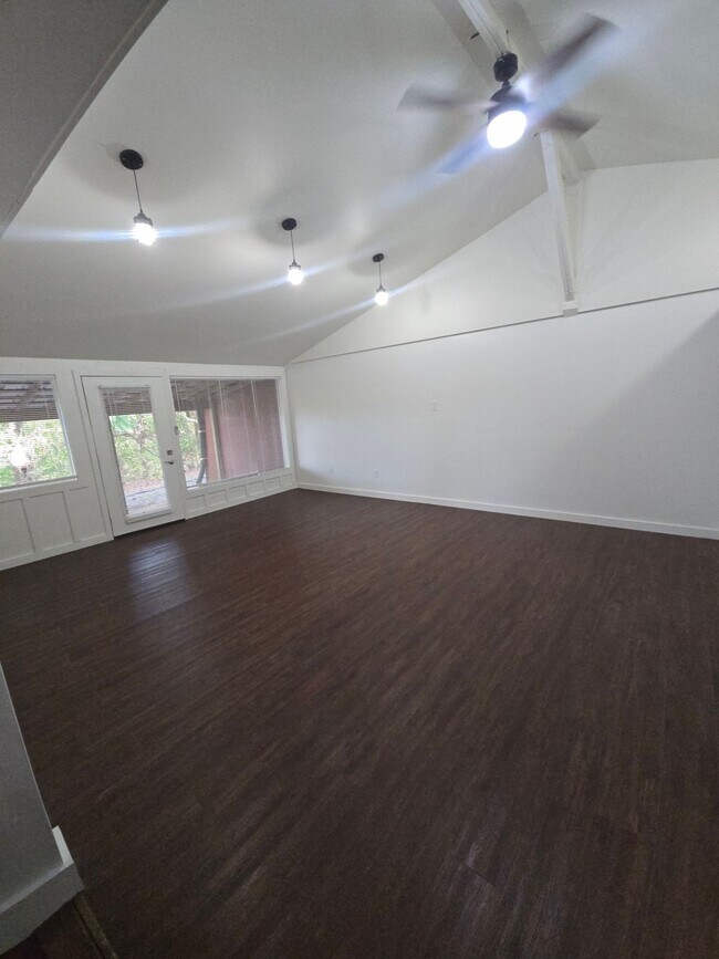 Building Photo - 1 bedroom with office and full bathroom