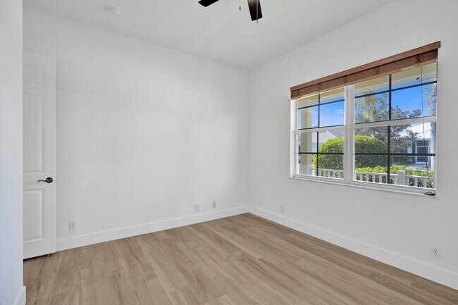 Building Photo - 118 NW Pleasant Grove Way