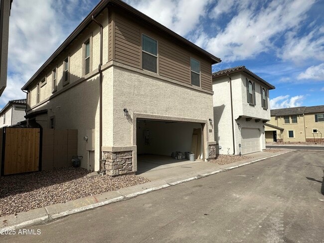 Building Photo - 1223 W Sparrow Dr