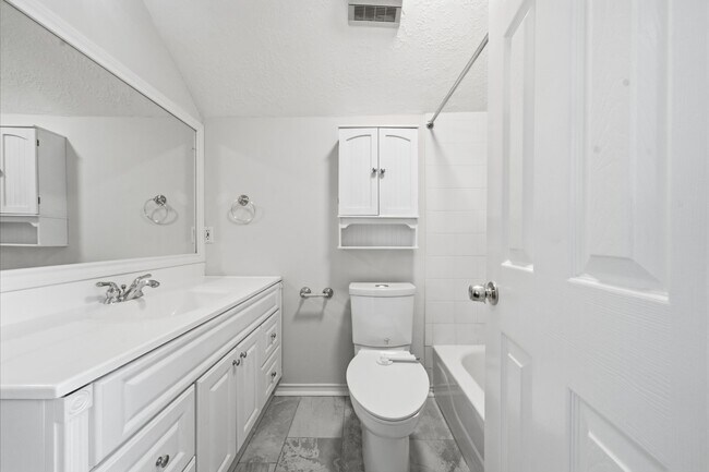 Building Photo - 2214 Lytham Ln