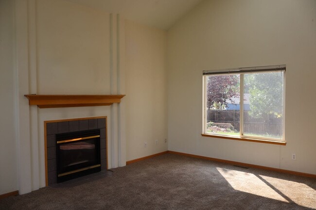 Building Photo - Bright & Spacious Single-Family Home in Gr...