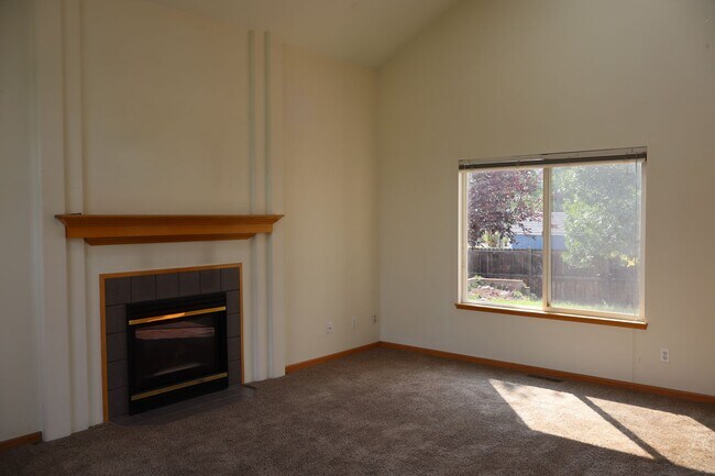 Building Photo - Bright & Spacious Single-Family Home in Great Location + $200 Off First Months Rent!