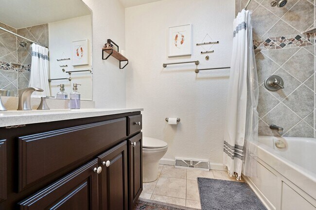 Building Photo - Amazing Arvada Upstairs Duplex Available Now!