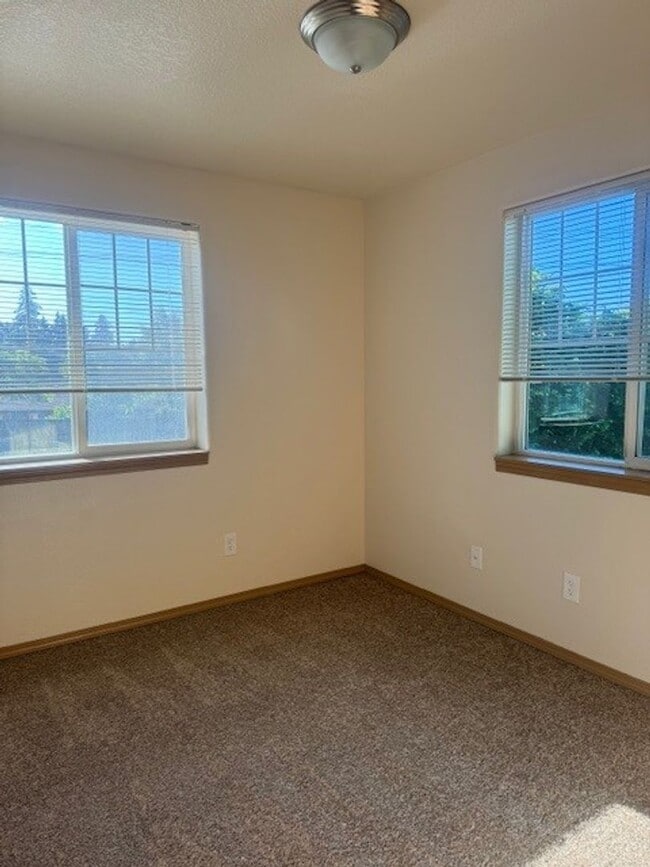 Building Photo - FREE MONTH OF RENT - 3x1.5 House on Browning