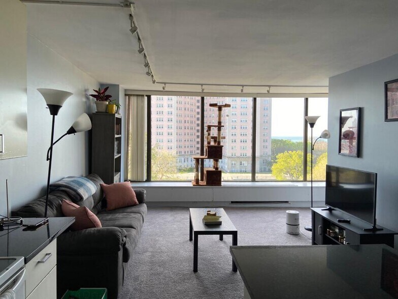 Building Photo - 5455 N Sheridan Rd