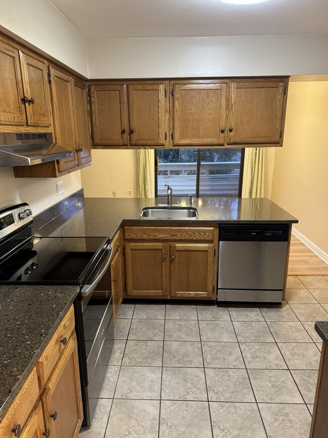 Building Photo - 9745 Lake Shore Dr