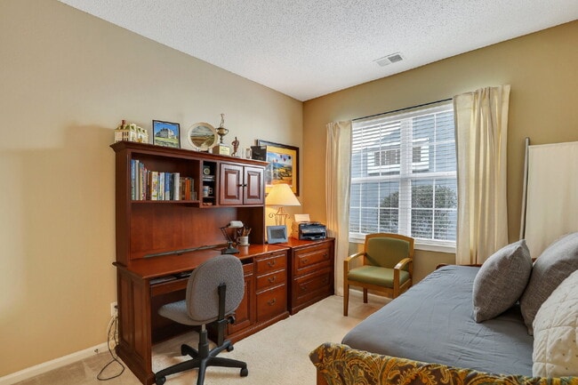 Building Photo - Charming 2-Bedroom, Plus Den Home with 2 F...
