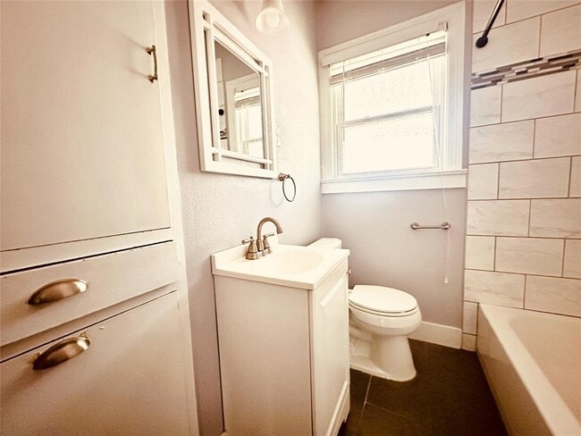 Building Photo - 916 E 37th St