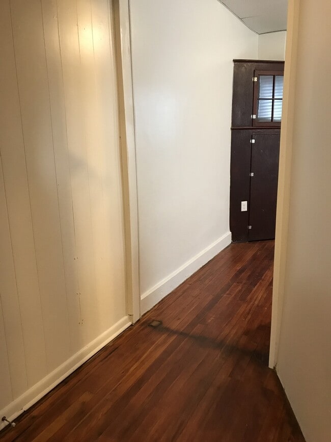 Building Photo - 1st Floor 1-2 Bedroom York City SD