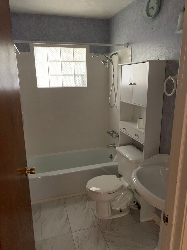 Building Photo - 2804 St Johns Ave