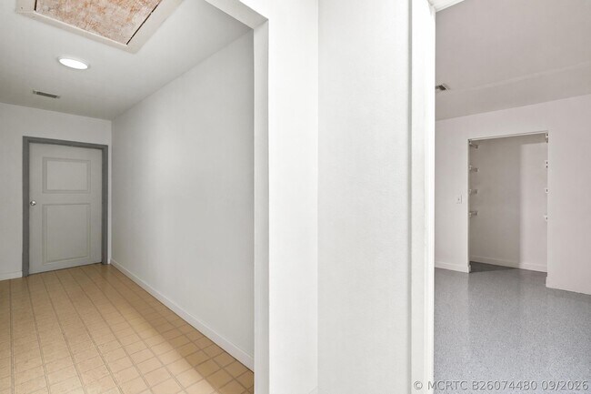 Building Photo - 502 NW Kilpatrick Ave