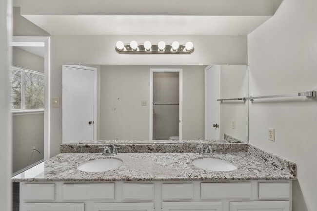 Building Photo - 10814 Sugar Hill Dr