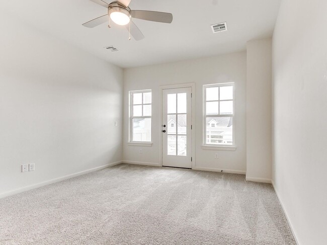 Building Photo - Luxury, Zero Maintenance Living Edmond Tow...