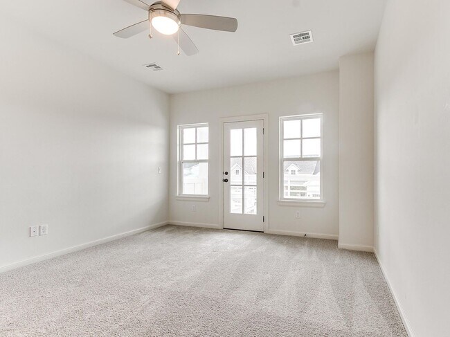 Building Photo - Luxury, Zero Maintenance Living Edmond Townhome