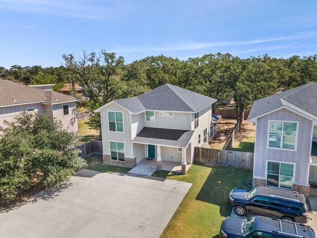 Building Photo - 313 Fairway Dr