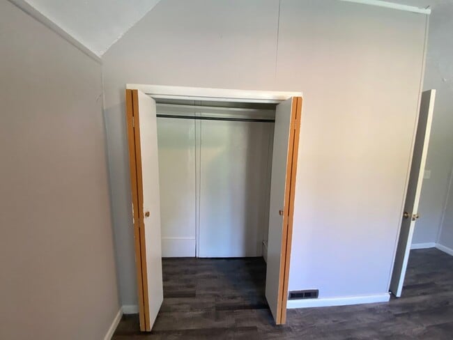 Building Photo - 1 Bed / 1 Bath Upstairs Unit with Private Balcony – Riverside Gardens