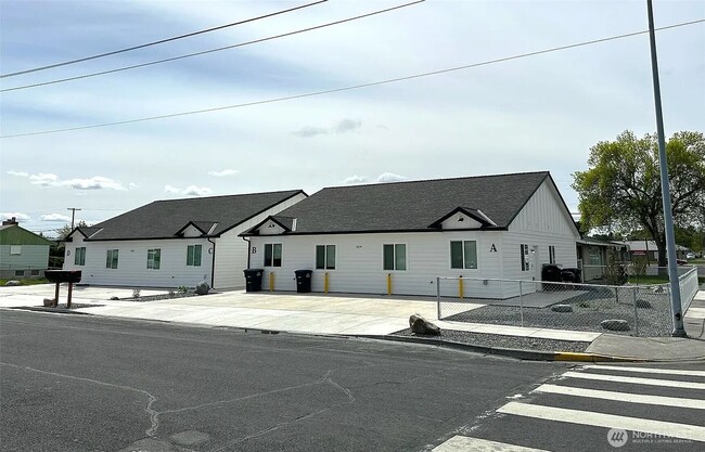 Primary Photo - 3 Bedroom Unit in 4 Plex, close to Downtow...