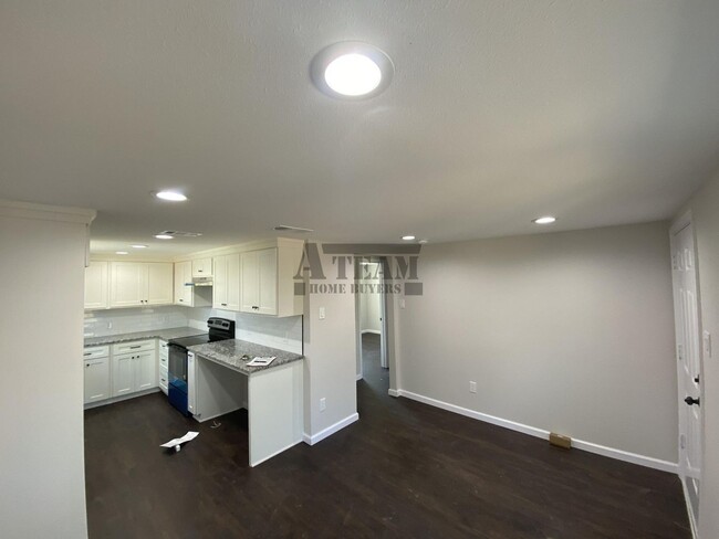 Building Photo - Fully Remodeled 2 Bedroom 1 Bathroom in To...