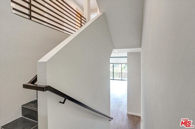 Building Photo - 3850 Rambla Orienta