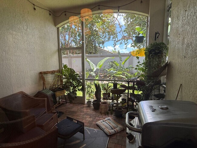 Building Photo - Two-story Upscale Townhouse located at Bel...