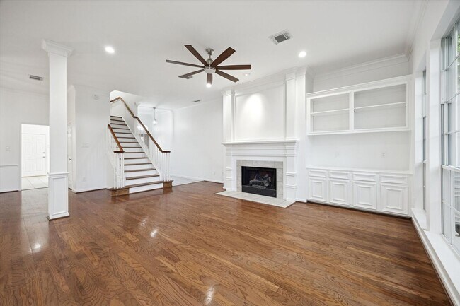 Building Photo - Beautiful Home Near University of St. Thomas