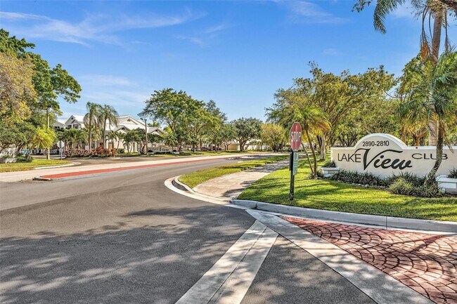 Building Photo - 2820 N Oakland Forest Dr