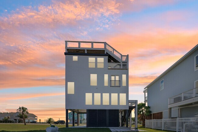 Building Photo - 830 Tiki Dr