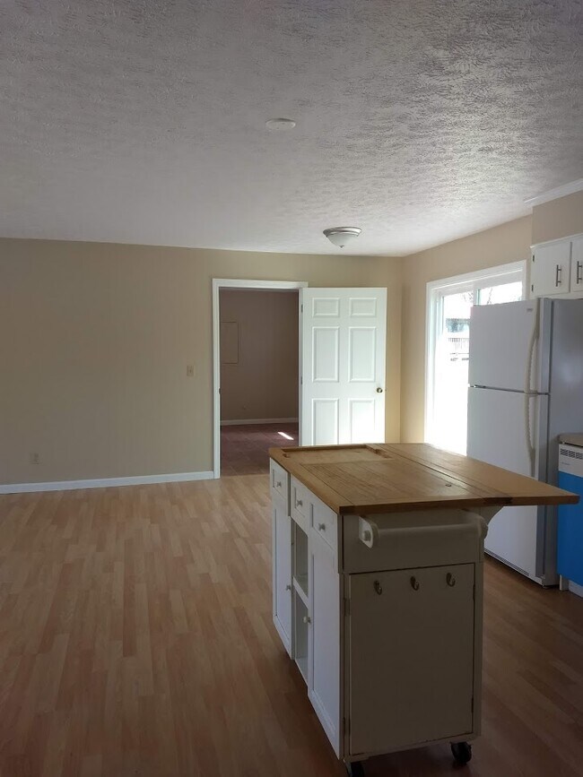 Building Photo - 137 Prentice St