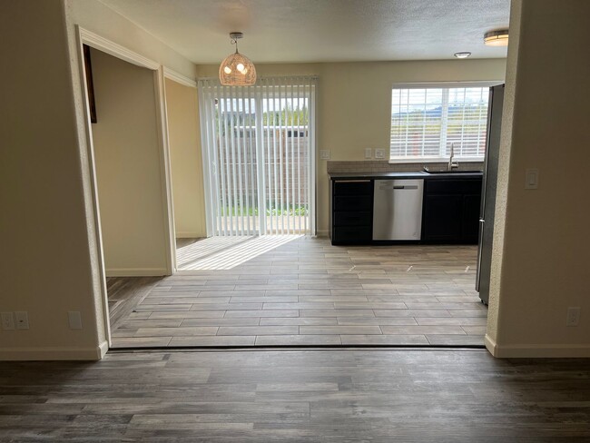 Building Photo - Updated 3 bedroom 1.5 bath duplex!