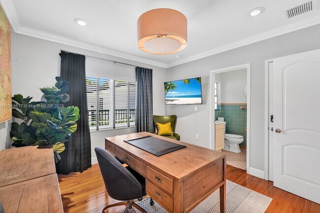 Building Photo - 5915 La Gorce Dr