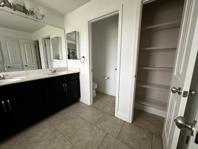 Master bathroom - 10814 Sunset Ridge Ln