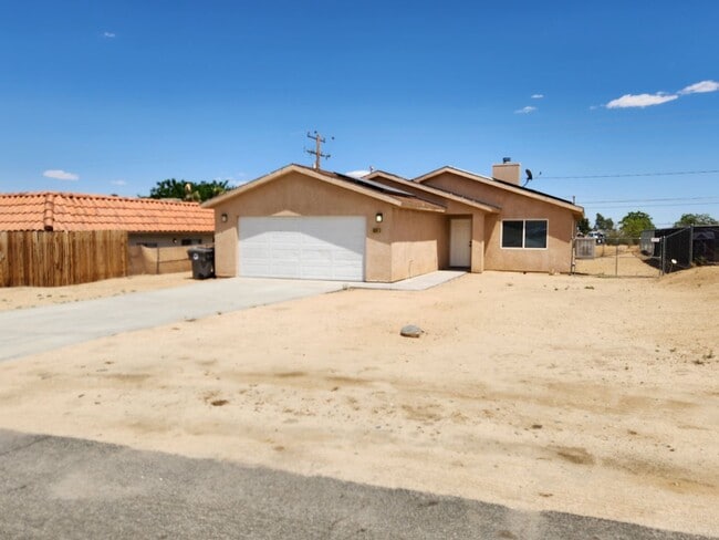 Building Photo - 3 bedroom 2 bathroom close to shops and public transportation