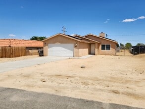 Building Photo - 3 bedroom 2 bathroom close to shops and public transportation