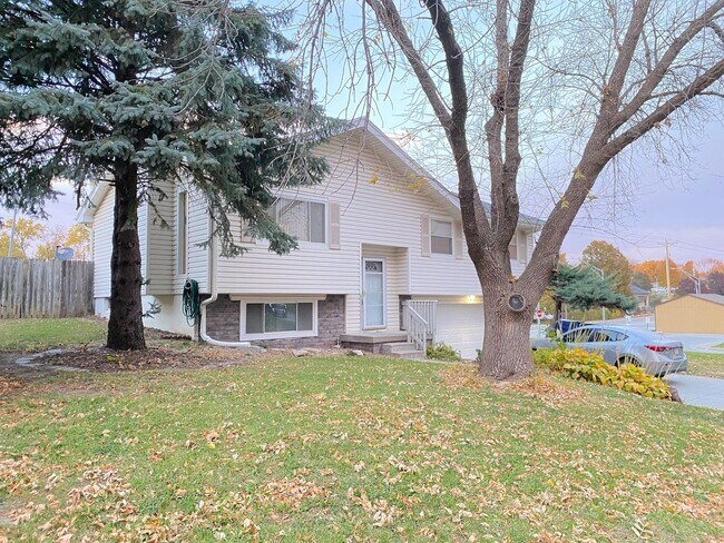 Primary Photo - Millard 3 bed 2 bath $1900