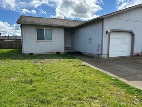 Building Photo - Single Level 3 Bedroom 2 Bath Unit With Ne...