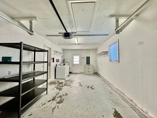 Building Photo - READY 08-26-25!! 3-Bedroom Ranch W/Fenced ...