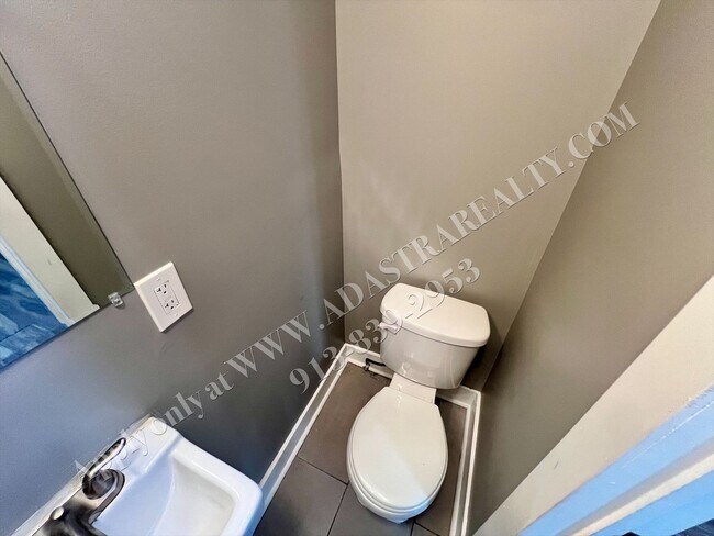 Building Photo - MOVE IN SPECIAL!! Updated 4 Bed 3 Bath Home in KCMO-Available NOW!! MOVE IN SPECIAL $200 OFF 2nd ...