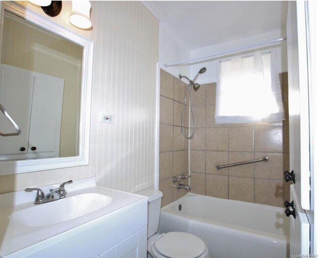 Building Photo - 418 Claud Rd