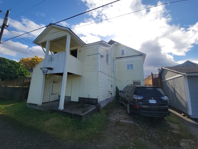 Building Photo - 211-212 W 13th St