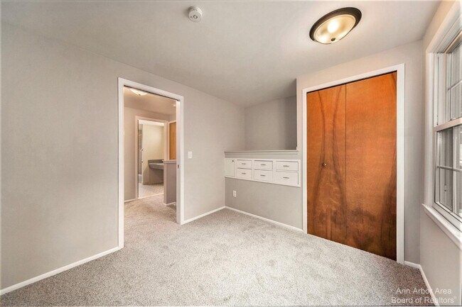 Building Photo - 2923 Burlington Ct