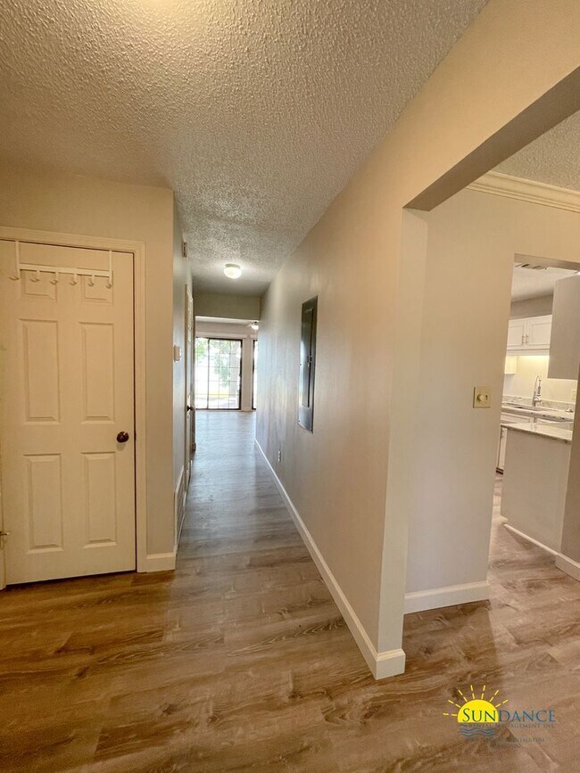 Building Photo - Stunning 3 Bedroom Townhome in Shalimar!