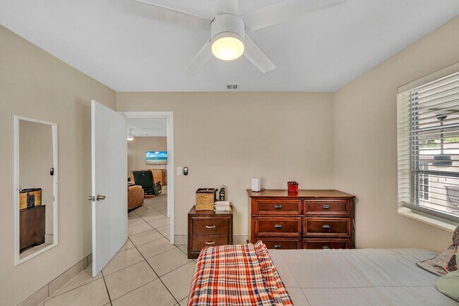 Building Photo - 726 N A St