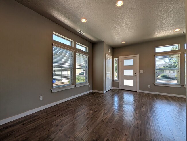 Building Photo - 2bdrm/1bthrm home with beautiful finishes!