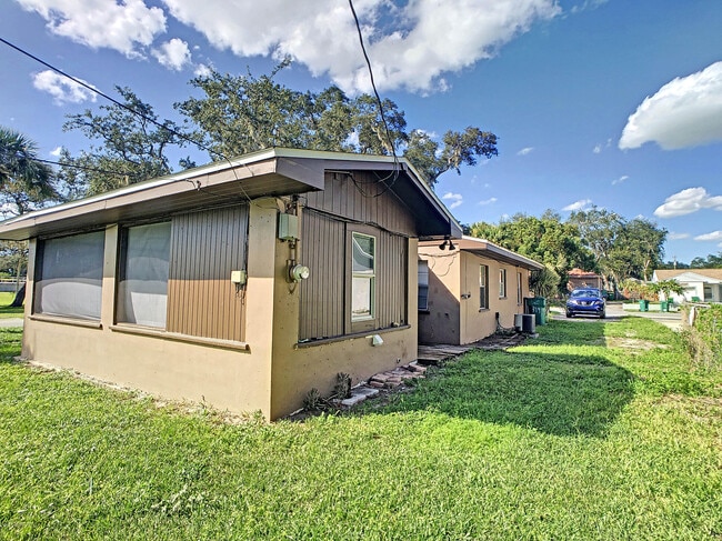 Building Photo - 319 Lucerne Dr